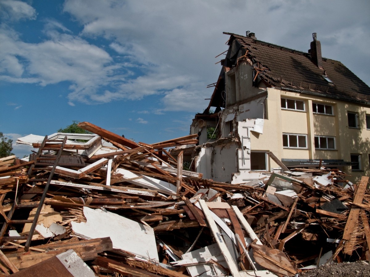 Earthquake strikes urban region, buildings damaged, rescue operations underway